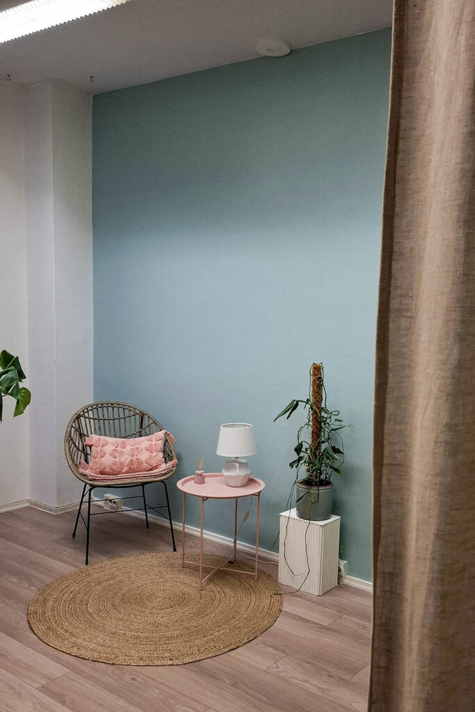 Huoneen sisämaalaus sininen seinä