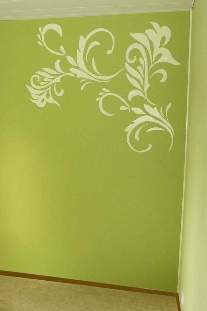 Koristemaalaus vihreään seinään