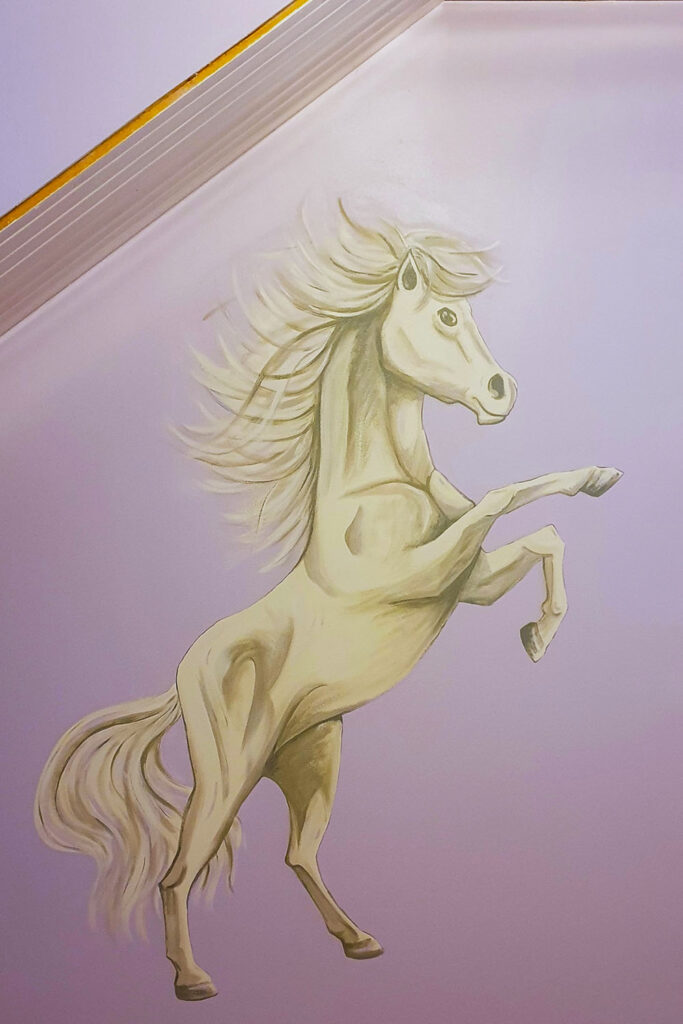 Seinämaalaus valkoinen hevonen