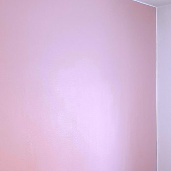 Asunnon maalaus pinkillä