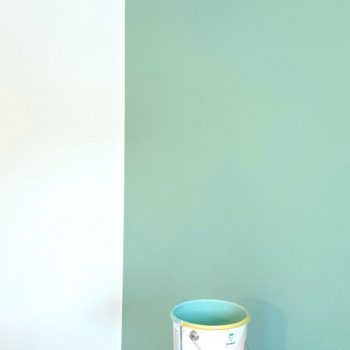 Asunnon maalaus turkoosilla