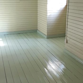 Hirsitalon lattian ja seinien maalaus