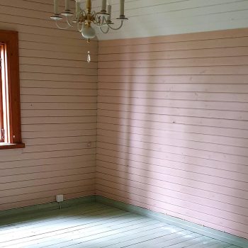 Hirsitalon lattian ja seinien maalaus valmiina