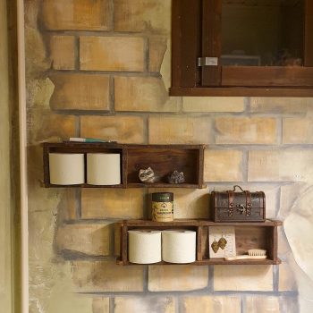 WC:n takaseinän maalaus tiilikuviolla