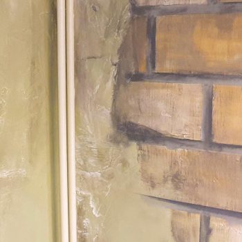 Seinän maalaus tiilikuviolla