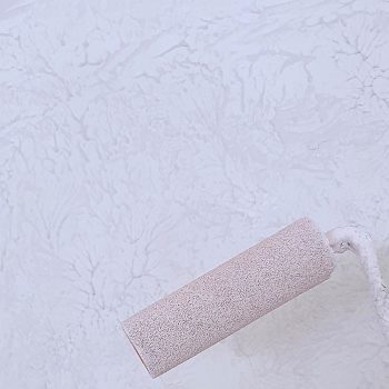 Struktuuriseinän maalaus valkoisella