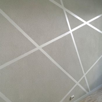 Valkoinen efektiseinä maalaus karkealla pinnalla